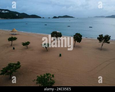 Auf diesem Foto vom 18. September 2020 ist eine Luftaufnahme eines geschlossenen Strandes in Hongkong, China, zu sehen. (Foto von Vernon Yuen/NurPhoto) Stockfoto