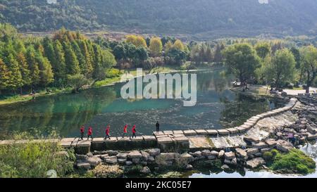 Guiyang. 4.. November 2022. Dieses Luftbild zeigt Zhou Yuqing (1. R) und andere freiwillige Helfer im Umweltschutz, die am 4. November 2022 im Feuchtgebiet des Huaxi-Nationalparks in Guiyang, der Hauptstadt der südwestlichen Provinz Guizhou, patrouillieren. Zhou Yuqing, 70, ist seit 2008 ehrenamtlich für Umweltschutz tätig. 2014 rief sie einen ehrenamtlichen Club aus Rentnern und älteren Umweltschützern auf, um den Schutz von Feuchtgebieten zu fördern. In den letzten 14 Jahren haben Zhou und 167 andere Mitglieder ihres Teams mehr als 13.000 Stunden ehrenamtlicher Arbeit vermeldet. Kredit: Ou Dongqu/Xinhua/Alamy Live Nachrichten Stockfoto