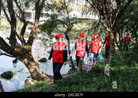 Guiyang. 4.. November 2022. Zhou Yuqing (1. l) und andere freiwillige Helfer im Umweltschutz patrouillieren am 4. November 2022 im Feuchtgebiet der Huaxi-Nationalstadt in Guiyang, der Hauptstadt der südwestlichen Provinz Guizhou, China. Zhou Yuqing, 70, ist seit 2008 ehrenamtlich für Umweltschutz tätig. 2014 rief sie einen ehrenamtlichen Club aus Rentnern und älteren Umweltschützern auf, um den Schutz von Feuchtgebieten zu fördern. In den letzten 14 Jahren haben Zhou und 167 andere Mitglieder ihres Teams mehr als 13.000 Stunden ehrenamtlicher Arbeit vermeldet. Kredit: Ou Dongqu/Xinhua/Alamy Live Nachrichten Stockfoto