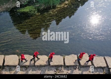 Guiyang. 4.. November 2022. Dieses Luftbild zeigt Zhou Yuqing (1. R) und andere freiwillige Helfer im Umweltschutz, die am 4. November 2022 im Feuchtgebiet des Huaxi-Nationalparks in Guiyang, der Hauptstadt der südwestlichen Provinz Guizhou, patrouillieren. Zhou Yuqing, 70, ist seit 2008 ehrenamtlich für Umweltschutz tätig. 2014 rief sie einen ehrenamtlichen Club aus Rentnern und älteren Umweltschützern auf, um den Schutz von Feuchtgebieten zu fördern. In den letzten 14 Jahren haben Zhou und 167 andere Mitglieder ihres Teams mehr als 13.000 Stunden ehrenamtlicher Arbeit vermeldet. Kredit: Ou Dongqu/Xinhua/Alamy Live Nachrichten Stockfoto