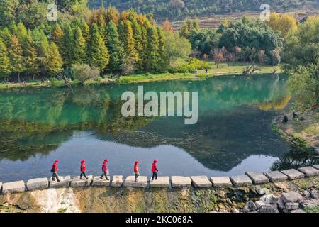 Guiyang. 4.. November 2022. Dieses Luftbild zeigt Zhou Yuqing (1. R) und andere freiwillige Helfer im Umweltschutz, die am 4. November 2022 im Feuchtgebiet des Huaxi-Nationalparks in Guiyang, der Hauptstadt der südwestlichen Provinz Guizhou, patrouillieren. Zhou Yuqing, 70, ist seit 2008 ehrenamtlich für Umweltschutz tätig. 2014 rief sie einen ehrenamtlichen Club aus Rentnern und älteren Umweltschützern auf, um den Schutz von Feuchtgebieten zu fördern. In den letzten 14 Jahren haben Zhou und 167 andere Mitglieder ihres Teams mehr als 13.000 Stunden ehrenamtlicher Arbeit vermeldet. Kredit: Ou Dongqu/Xinhua/Alamy Live Nachrichten Stockfoto