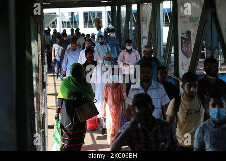 Am 19. September 2020 kamen Menschen aus dem südlichen Teil von Bangladesch am Fährhafen Sadarghat in Dhaka an. (Foto von Rehman Asad/NurPhoto) Stockfoto