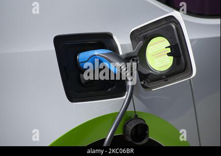 Am 19. September 2020 wird in Warschau, Polen, ein Ladestecker in ein BMW i3 Elektroauto gesteckt. (Fotoillustration von Aleksander Kalka/NurPhoto) Stockfoto