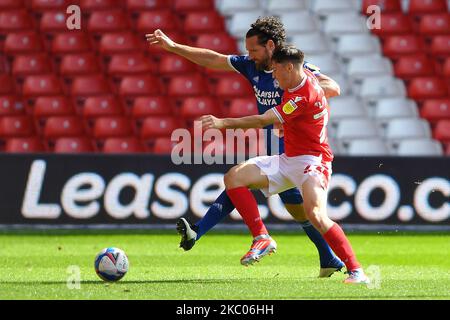 Joe Lolley aus Nottingham Forest kämpft am 19. September 2020 beim Sky Bet Championship-Spiel zwischen Nottingham Forest und Cardiff City am City Ground, Nottingham, England, mit Sean Morrison aus Cardiff City. (Foto von Jon Hobley/MI News/NurPhoto) Stockfoto