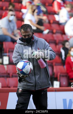 Ein Platzwart reinigt den Ball während des Spiels der Sky Bet League 1 zwischen Charlton Athletic und Doncaster Rovers am 19.. September 2020 im Valley, London, Großbritannien. (Foto von Tom West/MI News/NurPhoto) Stockfoto