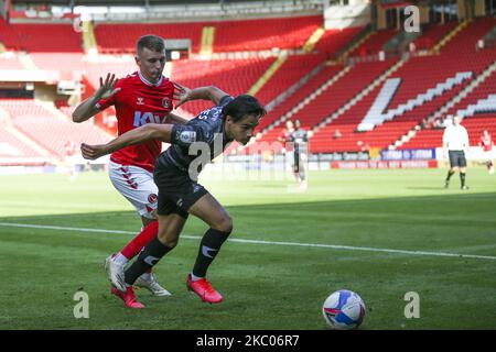 Alfie Doughty von Charlton Athletic kämpft am 19.. September 2020 im Sky Bet League 1-Spiel zwischen Charlton Athletic und Doncaster Rovers im britischen Valley, London, um den Besitz von Reece James von Doncaster Rovers. (Foto von Tom West/MI News/NurPhoto) Stockfoto