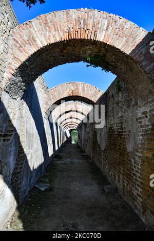 Ein Durchgang unter den Bögen der antiken römischen Bäder von Baia, in der Nähe von Neapel in Italien. Stockfoto