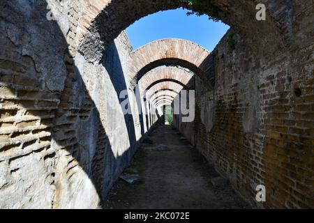 Ein Durchgang unter den Bögen der antiken römischen Bäder von Baia, in der Nähe von Neapel in Italien. Stockfoto