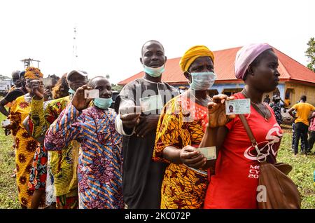 Während der Regierungswahlen im Bundesstaat Edo in Benin im Südwesten des Bundesstaates Edo am 19. September 2020 stehen die Bewohner Schlange, um ihre Stimme abzugeben. Während sich die Wähler zu Umfragen im Bundesstaat Edo versammelten, wurde der amtierende Gouverneur Godwin Obaseki von der Demokratischen Partei des Volkes (PDP) für eine zweite Amtszeit inmitten der COVID-19-Pandemie gewählt. (Foto von Olukayode Jaiyeola/NurPhoto) Stockfoto