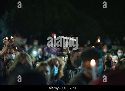 Tausende von Menschen versammeln sich vor dem Obersten Gerichtshof der USA, um sich an die Richterin Ruth Bader Ginsburg, 19.. September 2020, in Washington DC zu erinnern. (Foto von Zach D Roberts/NurPhoto) Stockfoto