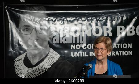 Tausende von Menschen versammeln sich vor dem Obersten Gerichtshof der USA, um sich an die Richterin Ruth Bader Ginsburg, 19.. September 2020, in Washington DC zu erinnern. (Foto von Zach D Roberts/NurPhoto) Stockfoto