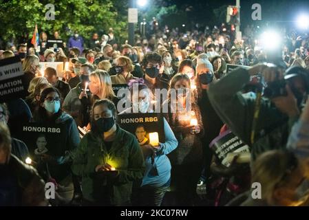 Tausende von Menschen versammeln sich vor dem Obersten Gerichtshof der USA, um sich an die Richterin Ruth Bader Ginsburg, 19.. September 2020, in Washington DC zu erinnern. (Foto von Zach D Roberts/NurPhoto) Stockfoto