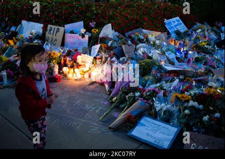 Tausende von Menschen versammeln sich vor dem Obersten Gerichtshof der USA, um sich an die Richterin Ruth Bader Ginsburg, 19.. September 2020, in Washington DC zu erinnern. (Foto von Zach D Roberts/NurPhoto) Stockfoto