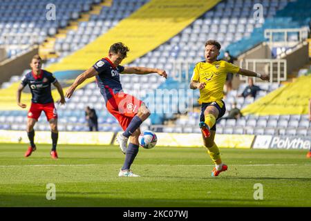 Luke O'Nien von Sunderland und Matty Taylor von Oxford United während des Sky Bet League 1-Spiels zwischen Oxford United und Sunderland im Kassam Stadium, Oxford, England, am 19. Dezember 2020. (Foto von Leila Coker/MI News/NurPhoto) Stockfoto