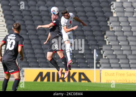 Sean Roughan von Lincoln City wird von Milton Keynes Dons Regan Poole in der ersten Hälfte des Sky Bet League 1-Spiels zwischen MK Dons und Lincoln City am 19. September 2020 im Stadium MK, Milton Keynes, England, herausgefordert. (Foto von John Cripps/MI News/NurPhoto) Stockfoto