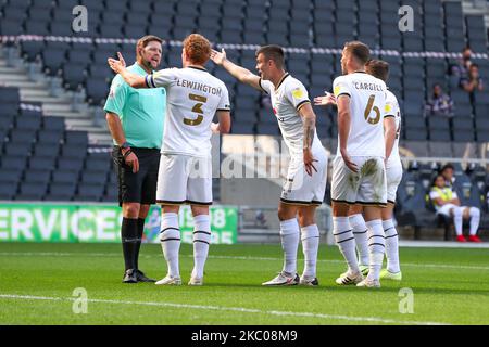 MK Dons Spieler streiten mit Schiedsrichter Brett Huxtable, nachdem die Strafe an Lincoln City während der ersten Hälfte des Sky Bet League 1-Spiels zwischen MK Dons und Lincoln City am 19. September 2020 im Stadium MK, Milton Keynes, England, vergeben wurde. (Foto von John Cripps/MI News/NurPhoto) Stockfoto