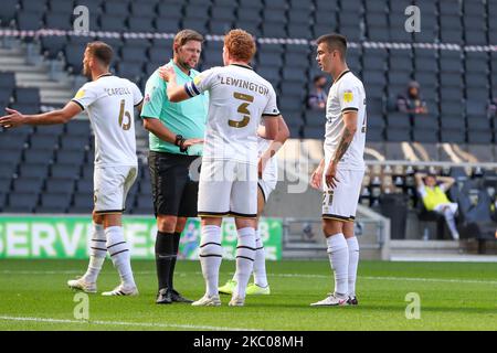 MK Dons Spieler streiten mit Schiedsrichter Brett Huxtable, nachdem die Strafe an Lincoln City während der ersten Hälfte des Sky Bet League 1-Spiels zwischen MK Dons und Lincoln City am 19. September 2020 im Stadium MK, Milton Keynes, England, vergeben wurde. (Foto von John Cripps/MI News/NurPhoto) Stockfoto