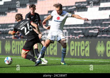 Milton Keynes Dons Callum Brittain wird am 19. September 2020 in der zweiten Hälfte des Sky Bet League 1-Matches zwischen MK Dons und Lincoln City im Stadium MK, Milton Keynes, England, von Lincoln City, Harry Anderson herausgefordert. (Foto von John Cripps/MI News/NurPhoto) Stockfoto