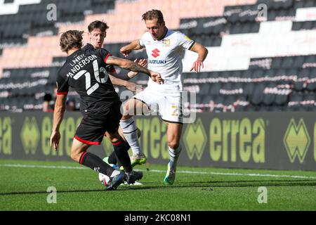 Milton Keynes Dons Callum Brittain wird am 19. September 2020 in der zweiten Hälfte des Sky Bet League 1-Matches zwischen MK Dons und Lincoln City im Stadium MK, Milton Keynes, England, von Lincoln City, Harry Anderson herausgefordert. (Foto von John Cripps/MI News/NurPhoto) Stockfoto