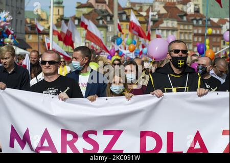 Demonstranten tragen am 20. September 2020 in Warschau, Polen, ein Banner. Mehrere tausend Menschen nahmen an einem Pro-Life-marsch unter dem Motto „'gemeinsam verteidigen wir die Familie''' Teil, um gegen Abtreibung zu demonstrieren und die familiären und katholischen Werte als Reaktion auf die jüngsten zivilen Ungehorsams von LGBT- und linksradikalen Aktivisten zu verteidigen. Bei der Demonstration wurde auch der polnische Präsident Andrzej Duda teilhaben lassen. (Foto von Aleksander Kalka/NurPhoto) Stockfoto