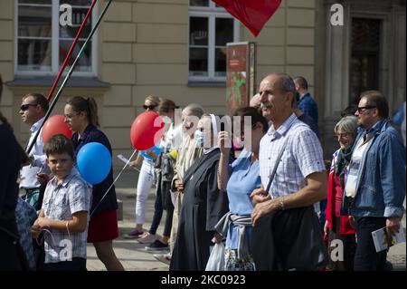 Eine Nonne, die eine schützende Gesichtsmaske trägt, wird bei Menschen während eines Pro-Life-marsches am 20. September 2020 in Warschau, Polen, gesehen. Mehrere tausend Menschen nahmen an einem Pro-Life-marsch unter dem Motto „'gemeinsam verteidigen wir die Familie''' Teil, um gegen Abtreibung zu demonstrieren und die familiären und katholischen Werte als Reaktion auf die jüngsten zivilen Ungehorsams von LGBT- und linksradikalen Aktivisten zu verteidigen. Bei der Demonstration wurde auch der polnische Präsident Andrzej Duda teilhaben lassen. (Foto von Aleksander Kalka/NurPhoto) Stockfoto