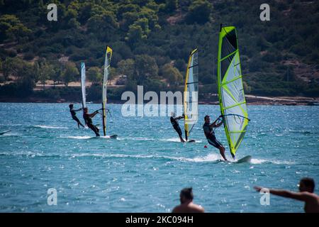 Windsurfer genießen das windige Wetter am Strand von Anavyssos in der Nähe von Athen. In Athen, Griechenland, am 20. September 2020. (Foto von Maria Chourdari/NurPhoto) Stockfoto