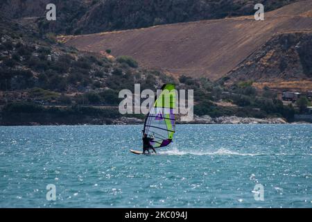 Windsurfen ist in Griechenland eine sehr beliebte Sportart. In Athen, Griechenland, am 20. September 2020. (Foto von Maria Chourdari/NurPhoto) Stockfoto