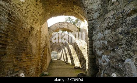 Ein Durchgang unter den Bögen der antiken römischen Bäder von Baia, in der Nähe von Neapel in Italien. Stockfoto