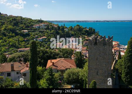 Teil der Verteidigungsmauern der slowenischen Küstenstadt Piran aus dem 7.. Jahrhundert. Dies ist der Blick auf die Stadt von einem Teil der dritten Mauer Stockfoto