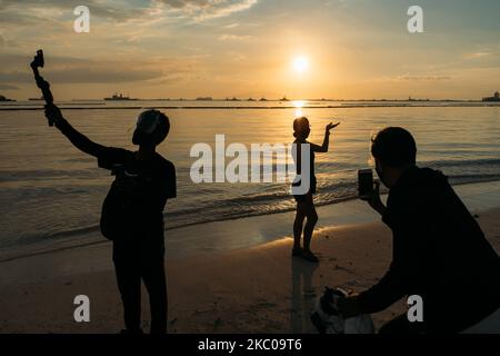 Man sieht Menschen, die im ausgewiesenen künstlichen „weißen Sand“ am Strand der Bucht von Manila Fotos machen, zerquetschter Dolomit wurde als Teil der Bemühungen der Regierung, die verschmutzte Küste zu sanieren und zu verschönern, abgeladen. Am 20. September 2020 in Manila, Philippinen. (Foto von Mohd Sarajean/NurPhoto) Stockfoto