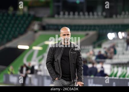 Cheftrainer Peter Bosz von Bayer 04 Leverkusen betreut nach dem Bundesliga-Spiel zwischen VfL Wolfsburg und Bayer 04 Leverkusen am 20. September 2020 in der Volkswagen Arena in Wolfsburg. (Foto von Peter Niedung/NurPhoto) Stockfoto