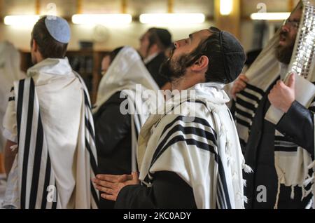 Eine Gruppe orthodoxer Juden, die am letzten Tag des jüdischen Neujahrs Rosch Hashanah in der Synagoge des Zentrums für Geschichte und Kultur der polnischen Juden in Dynow beten. Über 150 orthodoxe Juden aus der ganzen Welt nahmen an der Rosch-Hashanah-Feier (Jahr 5781 im jüdischen Kalender) in Dynow Teil. Ein weiterer Zweck der Wallfahrt für viele war der Besuch der Ruhestätte des CWI Elimelech Spira (1783–1841), eines berühmten chassidischen Rabbiners in Polen, und der 81.. Jahrestag des ersten Massenmordes an Juden durch die deutschen Nazis. Während der deutschen Invasion Polens, im September 1939, Wehrm Stockfoto