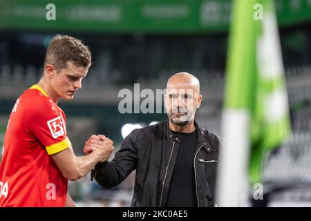 Cheftrainer Peter Bosz und Sven Bender von Bayer 04 Leverkusen mit Handschlag nach dem Bundesliga-Spiel zwischen VfL Wolfsburg und Bayer 04 Leverkusen in der Volkswagen Arena am 20. September 2020 in Wolfsburg. (Foto von Peter Niedung/NurPhoto) Stockfoto