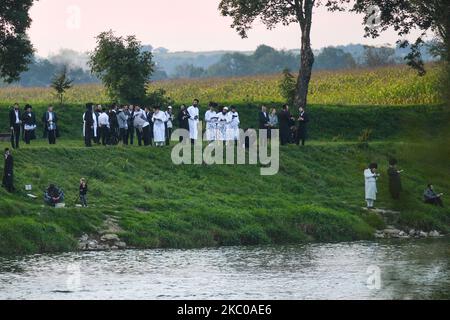 Orthodoxe Juden beten am letzten Tag von Rosch Hashanah, dem jüdischen Neujahr, am Ufer des San-Flusses in Dynow. Über 150 orthodoxe Juden aus der ganzen Welt nahmen an der Rosch-Hashanah-Feier (Jahr 5781 im jüdischen Kalender) in Dynów Teil. Ein weiterer Zweck der Wallfahrt für viele war der Besuch der Ruhestätte des CWI Elimelech Spira (1783–1841), eines berühmten chassidischen Rabbiners in Polen, und der 81.. Jahrestag des ersten Massenmordes an Juden durch die deutschen Nazis. Während der deutschen Invasion Polens im September 1939 ermordeten Wehrmacht-, Gestapo- und Einsatzkommando-Soldaten abou Stockfoto