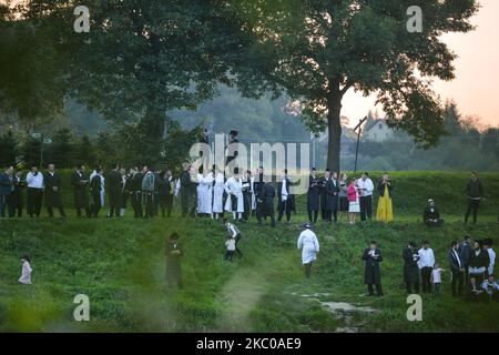 Orthodoxe Juden beten am letzten Tag von Rosch Hashanah, dem jüdischen Neujahr, am Ufer des San-Flusses in Dynow. Über 150 orthodoxe Juden aus der ganzen Welt nahmen an der Rosch-Hashanah-Feier (Jahr 5781 im jüdischen Kalender) in Dynów Teil. Ein weiterer Zweck der Wallfahrt für viele war der Besuch der Ruhestätte des CWI Elimelech Spira (1783–1841), eines berühmten chassidischen Rabbiners in Polen, und der 81.. Jahrestag des ersten Massenmordes an Juden durch die deutschen Nazis. Während der deutschen Invasion Polens im September 1939 ermordeten Wehrmacht-, Gestapo- und Einsatzkommando-Soldaten abou Stockfoto