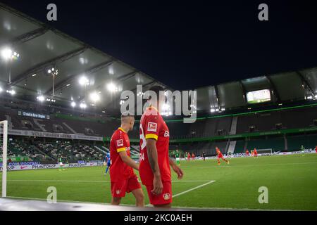 Florian Wirtz und Karim Bellarabi von Bayer 04 Leverkusen nach ihrem Austausch während des Bundesliga-Spiels zwischen dem VfL Wolfsburg und Bayer 04 Leverkusen in der Volkswagen Arena am 20. September 2020 in Wolfsburg. (Foto von Peter Niedung/NurPhoto) Stockfoto