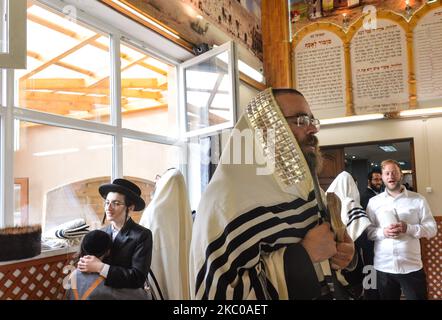 Eine Gruppe orthodoxer Juden, die am letzten Tag des jüdischen Neujahrs Rosch Hashanah in der Synagoge des Zentrums für Geschichte und Kultur der polnischen Juden in Dynow beten. Über 150 orthodoxe Juden aus der ganzen Welt nahmen an der Rosch-Hashanah-Feier (Jahr 5781 im jüdischen Kalender) in Dynow Teil. Ein weiterer Zweck der Wallfahrt für viele war der Besuch der Ruhestätte des CWI Elimelech Spira (1783–1841), eines berühmten chassidischen Rabbiners in Polen, und der 81.. Jahrestag des ersten Massenmordes an Juden durch die deutschen Nazis. Während der deutschen Invasion Polens, im September 1939, Wehrm Stockfoto