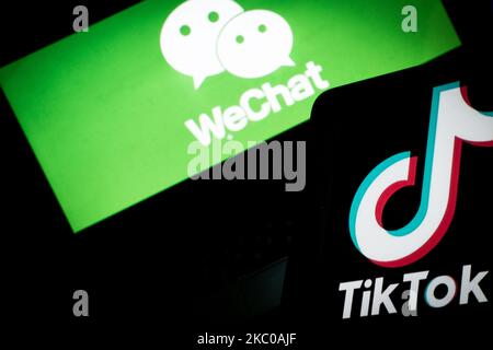 Auf diesem Foto ist das TikTok-Logo auf einem Smartphone mit WeChat-Hintergrund am 20. September 2020 in Rom, Italien, zu sehen. (Foto-Illustration von Andrea Ronchini/NurPhoto) Stockfoto