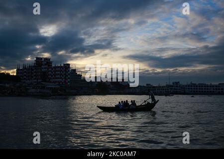 Am 21. September 2020 fahren Menschen in Dhaka, Bangladesch, mit dem Boot über den Buriganga River. (Foto von Rehman Asad/NurPhoto) Stockfoto