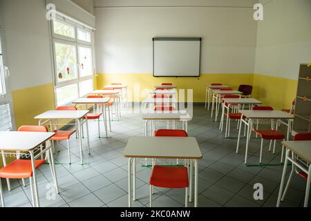 Eine Schule, die am 21. September 2020 in L'Aquila, Italien, wieder eröffnet werden soll. Am 24. September, nach der covid19. Sperre, werden in den Abruzzen und anderen italienischen Regionen wieder Schulen eröffnet. Alle Klassenräume müssen über einen einzigen Schreibtisch verfügen, um Sicherheitsabstände zwischen Kindern zu gewährleisten. (Foto von Lorenzo Di Cola/NurPhoto) Stockfoto