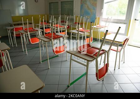 Eine Schule, die am 21. September 2020 in L'Aquila, Italien, wieder eröffnet werden soll. Am 24. September, nach der covid19. Sperre, werden in den Abruzzen und anderen italienischen Regionen wieder Schulen eröffnet. Alle Klassenräume müssen über einen einzigen Schreibtisch verfügen, um Sicherheitsabstände zwischen Kindern zu gewährleisten. (Foto von Lorenzo Di Cola/NurPhoto) Stockfoto