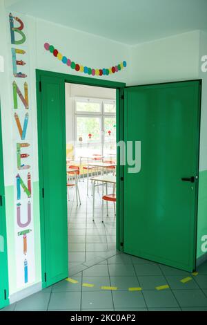 Eine Schule, die am 21. September 2020 in L'Aquila, Italien, wieder eröffnet werden soll. Am 24. September, nach der covid19. Sperre, werden in den Abruzzen und anderen italienischen Regionen wieder Schulen eröffnet. Alle Klassenräume müssen über einen einzigen Schreibtisch verfügen, um Sicherheitsabstände zwischen Kindern zu gewährleisten. (Foto von Lorenzo Di Cola/NurPhoto) Stockfoto