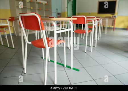 Eine Schule, die am 21. September 2020 in L'Aquila, Italien, wieder eröffnet werden soll. Am 24. September, nach der covid19. Sperre, werden in den Abruzzen und anderen italienischen Regionen wieder Schulen eröffnet. Alle Klassenräume müssen über einen einzigen Schreibtisch verfügen, um Sicherheitsabstände zwischen Kindern zu gewährleisten. (Foto von Lorenzo Di Cola/NurPhoto) Stockfoto