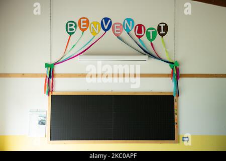 Eine Schule, die am 21. September 2020 in L'Aquila, Italien, wieder eröffnet werden soll. Am 24. September, nach der covid19. Sperre, werden in den Abruzzen und anderen italienischen Regionen wieder Schulen eröffnet. Alle Klassenräume müssen über einen einzigen Schreibtisch verfügen, um Sicherheitsabstände zwischen Kindern zu gewährleisten. (Foto von Lorenzo Di Cola/NurPhoto) Stockfoto