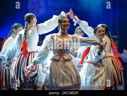 Tänzer der Puls-Gruppe, des Dukla Ukrainian Song and Dance Ensemble, einer professionellen Volksgruppe aus Presov, treten während des Rusinski Festivals 2020 im Amphitheater von Svidnik auf. Am Samstag, den 19. September 2020, in Svidnik, Region Presov, Slowakei. (Foto von Artur Widak/NurPhoto) Stockfoto