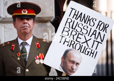 Der Anti-Brexit-Aktivist Steve Bray, der eine Militäruniform der ehemaligen Sowjetunion trägt, demonstriert am 22. September 2020 mit einem Plakat des russischen Präsidenten Wladimir Putin vor dem Foreign, Commonwealth and Development Office (FCDO) auf der King Charles Street in London, England. Im Juli dieses Jahres wurde ein lang erwarteter Bericht des Geheimdienst- und Sicherheitskomitees (ISC) über die russischen Aktivitäten im Vereinigten Königreich veröffentlicht, in dem die Behauptung enthalten war, dass die britische Regierung eine Untersuchung möglicher russischer Einmischung in das Referendum über die EU-Mitgliedschaft von 2016 „aktiv vermieden“ habe. (Foto von David Cliff/NurPho Stockfoto