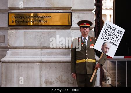 Der Anti-Brexit-Aktivist Steve Bray, der eine Militäruniform der ehemaligen Sowjetunion trägt, demonstriert am 22. September 2020 mit einem Plakat des russischen Präsidenten Wladimir Putin vor dem Foreign, Commonwealth and Development Office (FCDO) auf der King Charles Street in London, England. Im Juli dieses Jahres wurde ein lang erwarteter Bericht des Geheimdienst- und Sicherheitskomitees (ISC) über die russischen Aktivitäten im Vereinigten Königreich veröffentlicht, in dem die Behauptung enthalten war, dass die britische Regierung eine Untersuchung möglicher russischer Einmischung in das Referendum über die EU-Mitgliedschaft von 2016 „aktiv vermieden“ habe. (Foto von David Cliff/NurPho Stockfoto