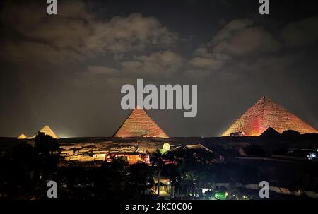 Blick auf die Sphnix vor den Großen Pyramiden während der Sound and Light Show auf dem Hochplateau der Pyramiden von Gizeh, in Gizeh, Ägypten, am 18. September 2020. (Foto von Mohamed Mostafa/NurPhoto) Stockfoto