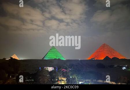 Blick auf die Sphnix vor den Großen Pyramiden während der Sound and Light Show auf dem Hochplateau der Pyramiden von Gizeh, in Gizeh, Ägypten, am 18. September 2020. (Foto von Mohamed Mostafa/NurPhoto) Stockfoto