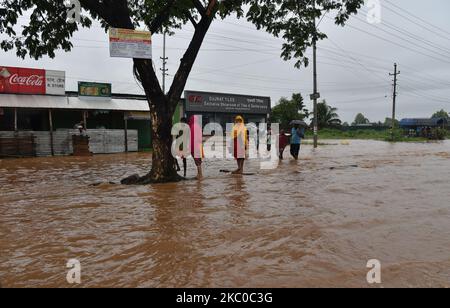 Pendler waten am 22. September 2020 in Boragaon in Guwahati, Indien, nach heftigen Regenfällen durch eine wasserbefahrte Straße. (Foto von Anuwar Hazarika/NurPhoto) Stockfoto